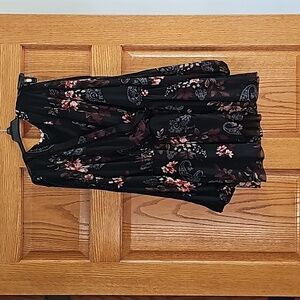 Gimmick blouse with reddish flowers.